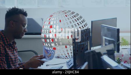 Immagine della codifica binaria con il mondo su diversi dipendenti aziendali in ufficio Foto Stock