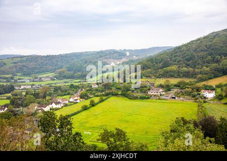 Villaggio e campagna di Cheddar tra Mendip Hills West Country, vista dalla cima della scogliera della gola, Somerset, Inghilterra, Regno Unito Foto Stock