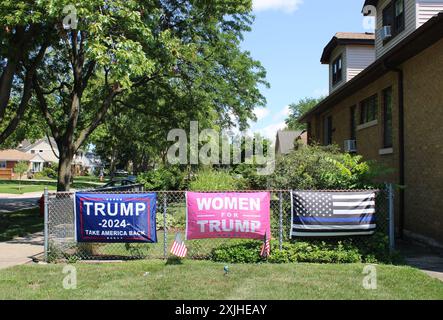 Trump 2024 riporta la bandiera americana con le donne per Trump e le bandiere della linea blu sottile su una recinzione a Des Plaines, Illinois Foto Stock