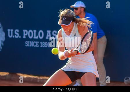 Palermo, Italia. 18 luglio 2024. Lucia Bronzetti durante la partita di tennis femminile contro Jaqueline Adina Cristian (non in foto) al Palermo Ladies Open 2024. Jaqueline Adina Cristian batte Lucia Bronzetti 6-3 6-2. (Foto di Antonio Melita/Pacific Press) credito: Pacific Press Media Production Corp./Alamy Live News Foto Stock