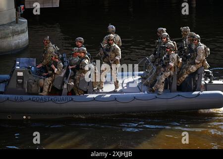 Milwaukee, Stati Uniti. 18 luglio 2024. La Guardia Costiera degli Stati Uniti pattuglia il fiume fuori dalla RNC a Milwaukee, Wisconsin, giovedì 18 luglio 2024. La città di Milwaukee ospita la Convention Repubblicana del 2024 che si terrà dal 15 al 18 luglio. Foto di Paul Beaty/UPI credito: UPI/Alamy Live News Foto Stock