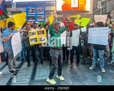 New York, Stati Uniti. 18 luglio 2024. Centinaia di persone si sono riunite a Times Square a New York per manifestare solidarietà agli studenti del Bangladesh che partecipano a proteste anti-quota in tutto il Bangladesh. Crediti: Ryan Rahman/Alamy Live News Foto Stock