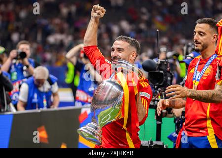 Berlino, Germania. 14 luglio 2024. La Spagna Dani Carvajal festeggia con il trofeo Henri Delaunay durante la cerimonia dopo la finale di UEFA EURO 2024 tra Spagna e Inghilterra all'Olympiastadion di Berlino. Punteggio finale: Spagna 2:1 Inghilterra. (Foto di Mikolaj Barbanell/SOPA Images/Sipa USA) credito: SIPA USA/Alamy Live News Foto Stock