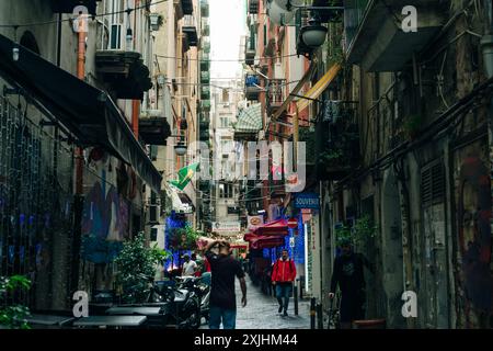 Stradine strette con ristoranti a Napoli, Italia - 2 maggio 2024. Foto di alta qualità Foto Stock