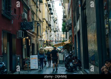 Stradine strette con ristoranti a Napoli, Italia - 2 maggio 2024. Foto di alta qualità Foto Stock