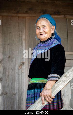 Flower Hmong Woman a Bac ha, provincia di Lao Cai, Vietnam Foto Stock