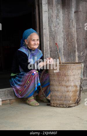 Flower Hmong Woman a Bac ha, provincia di Lao Cai, Vietnam Foto Stock