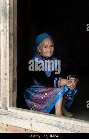 Flower Hmong Woman a Bac ha, provincia di Lao Cai, Vietnam Foto Stock