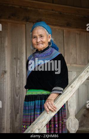 Flower Hmong Woman a Bac ha, provincia di Lao Cai, Vietnam Foto Stock
