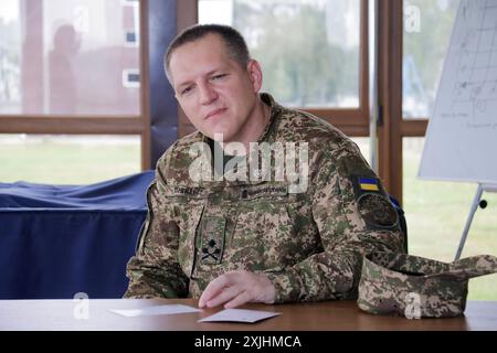 REGIONE DI KIEV, UCRAINA - 18 LUGLIO 2024 - Comandante della Guardia nazionale Ucraina, il generale di brigata Oleksandr Pivnenko rilascia un'intervista a un giornalista dell'Agenzia nazionale di stampa Ucraina Ukrinfrom, regione di Kiev, Ucraina settentrionale. Foto Stock