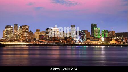 Skyline di Montreal e fiume San Lorenzo al crepuscolo con sfondo cielo rosa, Quebec, Canada Foto Stock