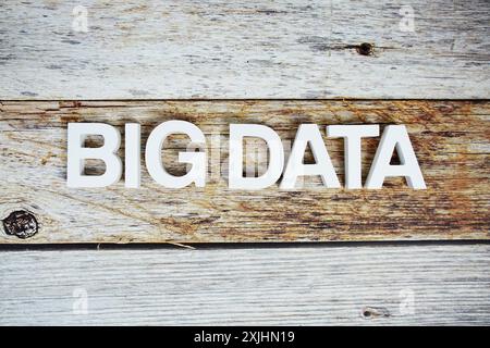 Lettere dell'alfabeto Big Data su sfondo in legno Foto Stock