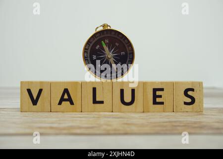 Bussola con blocchi di legno lettere alfabetiche VALORI su fondo in legno Foto Stock