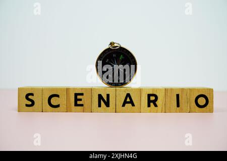 Bussola con blocchi di legno SCENARIO DI lettere alfabetiche su sfondo rosa Foto Stock