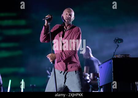 Biagio Antonacci si esibisce dal vivo all'Anfiteatro degli scavi per il tour LIVE 2024 "Funziona solo se stiamo insieme" a Pompei, Italia, 18 luglio 2024. Crediti: Andrea Guli/Alamy Live News Foto Stock