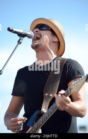 HOMESTEAD, FL - 18 NOVEMBRE: Il musicista Kid Rock si esibisce prima della NASCAR Sprint Cup Series Ford EcoBoost 400 all'Homestead-Miami Speedway. Robert James "Bob" Ritchie, nato il 17 gennaio 1971, conosciuto con il suo nome d'arte Kid Rock, è un cantautore, musicista, polistrumentista e rapper statunitense con cinque nomination ai Grammy Awards. Il 18 novembre 2012 a Homestead, Florida People: Kid Rock Foto Stock