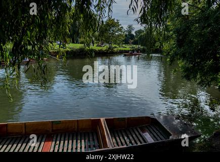 Cambridge, Regno Unito - 8 ottobre 2023: Una barca di legno chiamata "Katherine" si trova sul fiume Cam a Cambridge, Regno Unito. Il fiume e' calmo e riflettente, con lussureggiante Foto Stock