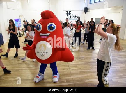 Parigi, Francia. 18 luglio 2024. Le mascotte "The Phryges" delle Olimpiadi e delle Paralimpiadi di Parigi 2024 mostrano le loro abilità di danza durante una prova il 19 luglio 2024 a Parigi, in Francia. Foto di Alain Apaydin/ABACAPRESS. COM credito: Abaca Press/Alamy Live News Foto Stock