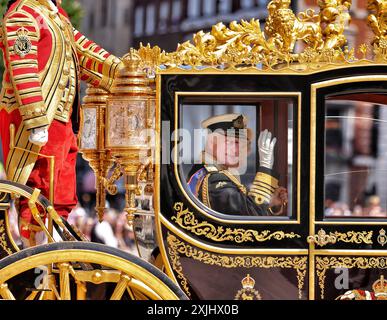 Londra, Regno Unito. 17 luglio 2024. Re Carlo III è portato al Palazzo di Westminster, per l'apertura di Stato del Parlamento, dove pronuncerà il discorso del re alla camera dei lord. Apertura del Parlamento, Westminster, Londra, il 17 luglio 2024. Crediti: Paul Marriott/Alamy Live News Foto Stock