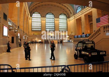 I membri del Metropolitan Transportation Authority Police Department si trovano all'interno dell'atrio principale del Grand Central Terminal, che è stato bloccato dall'accesso pedonale. I manifestanti pro-palestinesi si sono riuniti a Manhattan, New York, condannando le operazioni militari delle forze di difesa israeliane a Gaza. Il raduno è iniziato fuori dal Grand Central Terminal. I manifestanti inizialmente pianificarono di radunarsi all'interno del terminal presso l'atrio principale. Tuttavia, alcune ore prima dell'inizio del raduno, le forze dell'ordine bloccarono l'accesso pedonale all'atrio principale. Dopo il rally all'esterno del terminale, vengono dimostrati ma Foto Stock