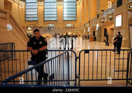 I membri del Metropolitan Transportation Authority Police Department si trovano all'interno dell'atrio principale del Grand Central Terminal, che è stato bloccato dall'accesso pedonale. I manifestanti pro-palestinesi si sono riuniti a Manhattan, New York, condannando le operazioni militari delle forze di difesa israeliane a Gaza. Il raduno è iniziato fuori dal Grand Central Terminal. I manifestanti inizialmente pianificarono di radunarsi all'interno del terminal presso l'atrio principale. Tuttavia, alcune ore prima dell'inizio del raduno, le forze dell'ordine bloccarono l'accesso pedonale all'atrio principale. Dopo il rally all'esterno del terminale, vengono dimostrati ma Foto Stock