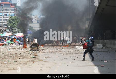 Dacca, Bangladesh. 18 luglio 2024. Gli studenti prendono parte alla protesta anti-quota in corso a Dacca il 18 luglio 2024. I manifestanti hanno acceso il quartier generale della principale emittente statale del Bangladesh giovedì dopo che la polizia antisommossa si è ritirata lì dopo aver sparato proiettili di gomma. L'incendio arriva quando il bilancio delle vittime è salito ad almeno 39 in scontri tra polizia e studenti manifestanti che chiedono il servizio pubblico di assumere riforme. Foto di Habibur Rahman/ABACAAPRESS. COM credito: Abaca Press/Alamy Live News Foto Stock