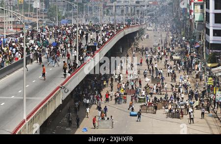 Dacca, Bangladesh. 18 luglio 2024. Gli studenti prendono parte alla protesta anti-quota in corso a Dacca il 18 luglio 2024. I manifestanti hanno acceso il quartier generale della principale emittente statale del Bangladesh giovedì dopo che la polizia antisommossa si è ritirata lì dopo aver sparato proiettili di gomma. L'incendio arriva quando il bilancio delle vittime è salito ad almeno 39 in scontri tra polizia e studenti manifestanti che chiedono il servizio pubblico di assumere riforme. Foto di Habibur Rahman/ABACAAPRESS. COM credito: Abaca Press/Alamy Live News Foto Stock