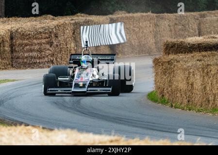 1976 Lotus-Cosworth 77, auto da corsa di Formula 1 che sale sulla pista di arrampicata all'evento Motorsport Goodwood Festival of Speed 2024, Regno Unito Foto Stock