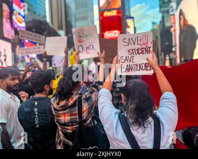 New York, Stati Uniti. 18 luglio 2024. Centinaia di persone si sono riunite a Times Square a New York per manifestare solidarietà agli studenti del Bangladesh che partecipano a proteste anti-quota in tutto il Bangladesh. (Foto di Ryan Rahman/Pacific Press) crediti: Pacific Press Media Production Corp./Alamy Live News Foto Stock