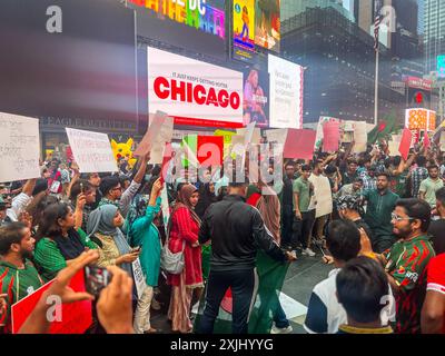 New York, Stati Uniti. 18 luglio 2024. I manifestanti hanno dei cartelli a Times Square a New York City per essere solidali con gli studenti del Bangladesh che partecipano a proteste anti-quota in tutto il Bangladesh. (Foto di Ryan Rahman/Pacific Press) crediti: Pacific Press Media Production Corp./Alamy Live News Foto Stock