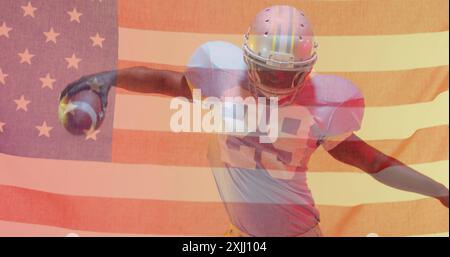 Immagine di un giocatore di football americano afroamericano con palla, casco e bandiera degli stati uniti Foto Stock