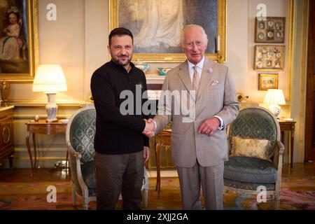 Woodstock, Regno Unito. 18 luglio 2024. La foto mostra il re britannico Carlo III stringe la mano al presidente ucraino Volodymyr Zelensky durante un'udienza a margine dell'incontro della Comunità politica europea, al Blenheim Palace di Woodstock, Inghilterra meridionale, Regno Unito, il 18 luglio 2024. Foto della Presidenza Ucraina via ABACAPRESS. COM credito: Abaca Press/Alamy Live News Foto Stock