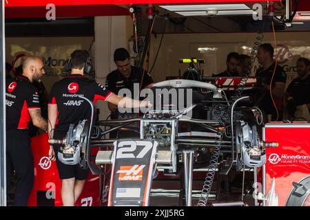 Hungaroring, Mogyorod, Ungheria. 18.July.2024; HAAS F1 e ingegneri nel garage di pitlane durante il Gran Premio d'Ungheria di Formula 1 crediti: Jay Hirano/AFLO/Alamy Live News Foto Stock