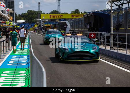 Hungaroring, Mogyorod, Ungheria. 18.July.2024; Safety car che guida attraverso la pitlane durante il Gran Premio d'Ungheria di Formula 1 crediti: Jay Hirano/AFLO/Alamy Live News Foto Stock