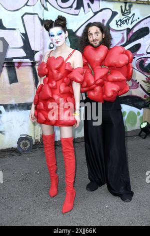 Klaudia Giez und Adriano Salvaggio bei der Premiere der internationalen Ausstellung von Tim Burtons Labyrinth a Berlino 18.07.2024 *** Klaudia Giez e Adriano Salvaggio alla prima della mostra internazionale del labirinto Tim Burtons a Berlino 18 07 2024 Foto Stock