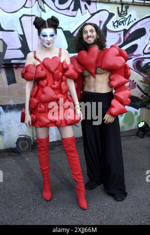Klaudia Giez und Adriano Salvaggio bei der Premiere der internationalen Ausstellung von Tim Burtons Labyrinth a Berlino 18.07.2024 *** Klaudia Giez e Adriano Salvaggio alla prima della mostra internazionale del labirinto Tim Burtons a Berlino 18 07 2024 Foto Stock