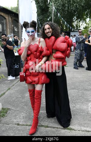 Klaudia Giez und Adriano Salvaggio bei der Premiere der internationalen Ausstellung von Tim Burtons Labyrinth a Berlino 18.07.2024 *** Klaudia Giez e Adriano Salvaggio alla prima della mostra internazionale del labirinto Tim Burtons a Berlino 18 07 2024 Foto Stock
