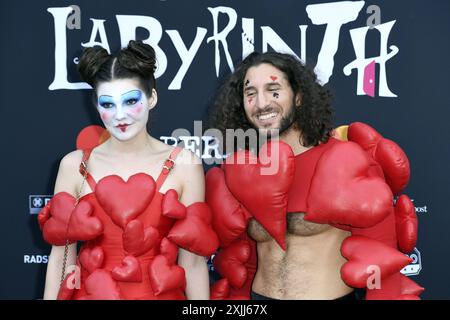 Klaudia Giez und Adriano Salvaggio bei der Premiere der internationalen Ausstellung von Tim Burtons Labyrinth a Berlino 18.07.2024 *** Klaudia Giez e Adriano Salvaggio alla prima della mostra internazionale del labirinto Tim Burtons a Berlino 18 07 2024 Foto Stock