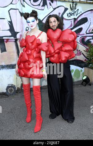 Klaudia Giez und Adriano Salvaggio bei der Premiere der internationalen Ausstellung von Tim Burtons Labyrinth a Berlino 18.07.2024 *** Klaudia Giez e Adriano Salvaggio alla prima della mostra internazionale del labirinto Tim Burtons a Berlino 18 07 2024 Foto Stock