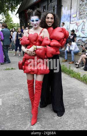 Klaudia Giez und Adriano Salvaggio bei der Premiere der internationalen Ausstellung von Tim Burtons Labyrinth a Berlino 18.07.2024 *** Klaudia Giez e Adriano Salvaggio alla prima della mostra internazionale del labirinto Tim Burtons a Berlino 18 07 2024 Foto Stock