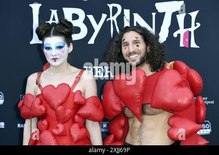 Klaudia Giez und Adriano Salvaggio bei der Premiere der internationalen Ausstellung von Tim Burtons Labyrinth a Berlino 18.07.2024 *** Klaudia Giez e Adriano Salvaggio alla prima della mostra internazionale del labirinto Tim Burtons a Berlino 18 07 2024 Foto Stock