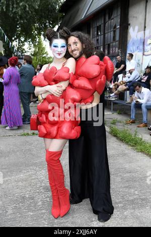 Klaudia Giez und Adriano Salvaggio bei der Premiere der internationalen Ausstellung von Tim Burtons Labyrinth a Berlino 18.07.2024 *** Klaudia Giez e Adriano Salvaggio alla prima della mostra internazionale del labirinto Tim Burtons a Berlino 18 07 2024 Foto Stock
