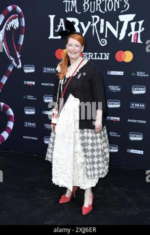 Enie van de Meiklokjes bei der Premiere der internationalen Ausstellung von Tim Burtons Labyrinth a Berlino 18.07.2024 *** Enie van de Meiklokjes alla prima della mostra internazionale del labirinto Tim Burtons a Berlino 18 07 2024 Foto Stock