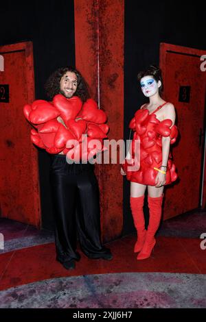Klaudia Giez und Adriano Salvaggio bei der Premiere der internationalen Ausstellung von Tim Burtons Labyrinth a Berlino 18.07.2024 *** Klaudia Giez e Adriano Salvaggio alla prima della mostra internazionale del labirinto Tim Burtons a Berlino 18 07 2024 Foto Stock