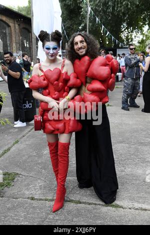 Klaudia Giez und Adriano Salvaggio bei der Premiere der internationalen Ausstellung von Tim Burtons Labyrinth a Berlino 18.07.2024 *** Klaudia Giez e Adriano Salvaggio alla prima della mostra internazionale del labirinto Tim Burtons a Berlino 18 07 2024 Foto Stock