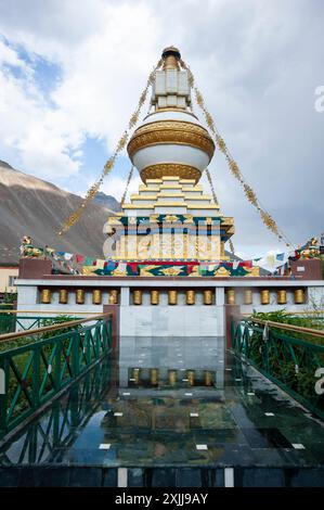 Gompa buddista con bandiere di preghiera colorate nel monastero di Tabo, Spiti Valley, Himachal Pradesh, India Foto Stock
