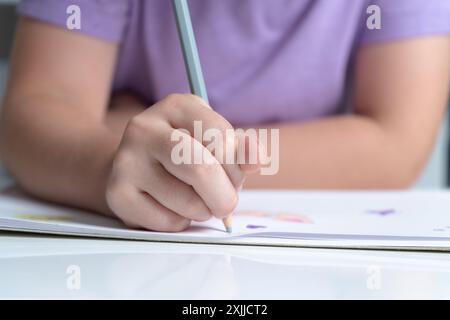 mano che regge una matita colorata Foto Stock