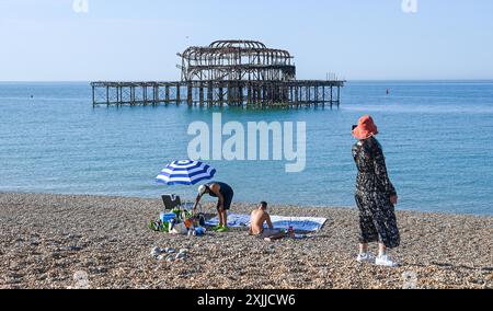 Brighton Regno Unito 19 luglio 2024 - i visitatori di prima mattina sulla spiaggia di Brighton sono sotto il sole caldo e le temperature previste raggiungono i 30 gradi in alcune parti del Sud-est: Credit Simon Dack / Alamy Live News Foto Stock