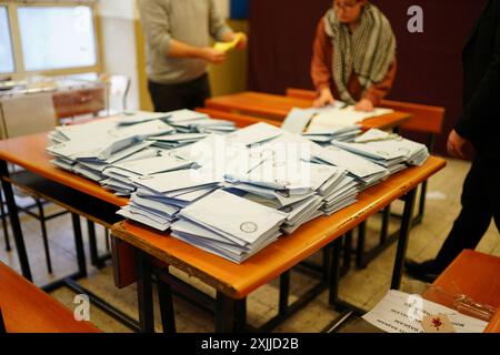 ISTANBUL, TURKIYE - 31 MARZO 2024: Conteggio dei voti delle elezioni Mayoral di Istanbul a Turkiye Foto Stock