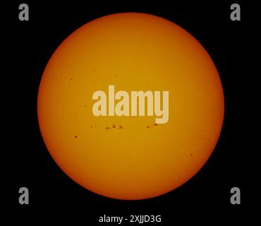 Londra, Regno Unito. 19 luglio 2024. Quando il Sole raggiunge il massimo dell'energia solare, la quantità di attività della macchia solare continua ad aumentare. 18 regioni attive della macchia solare sono attualmente mostrate sul disco della Terra. Crediti: Malcolm Park/Alamy Live News Foto Stock